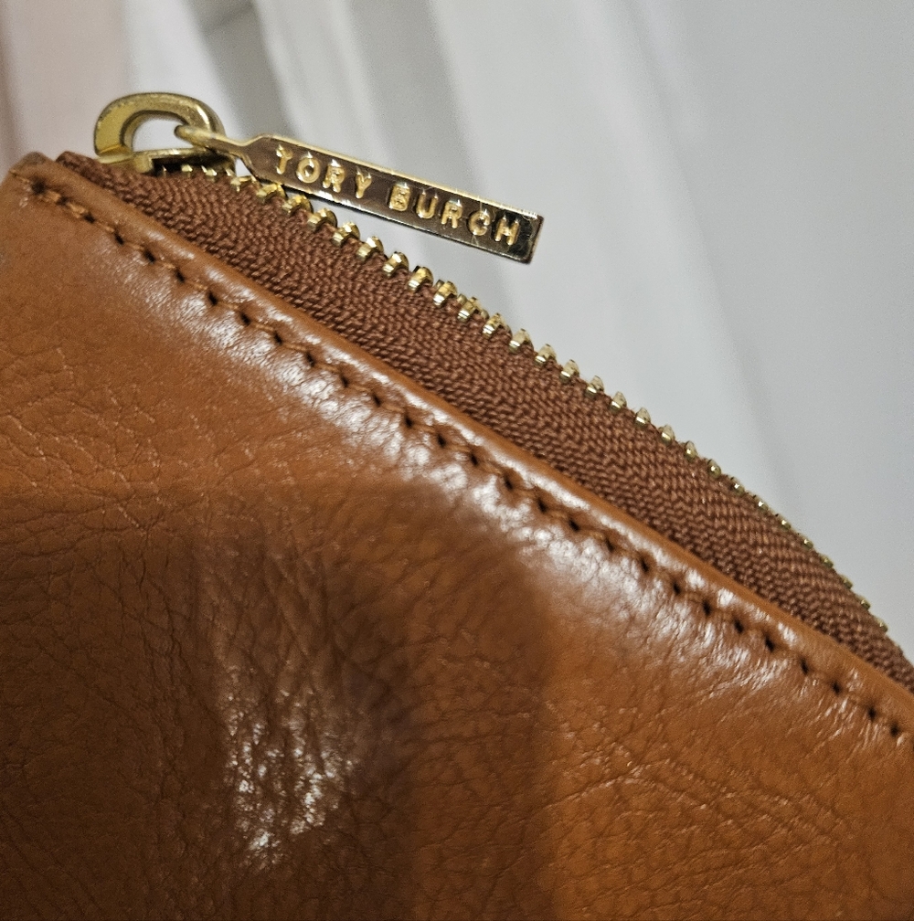 Tory Burch Leather Wallet with Gold Logo - EUC - Picture 6 of 8